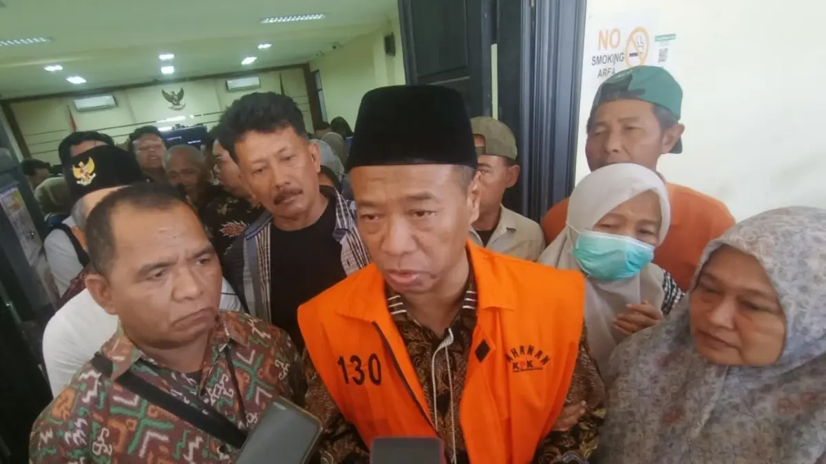 Bupati Non Aktif Gatut Sunu Wibowo saat diwawancarai awak media usai sidang perdana. (SOLEH HILMI/JAWA POS)