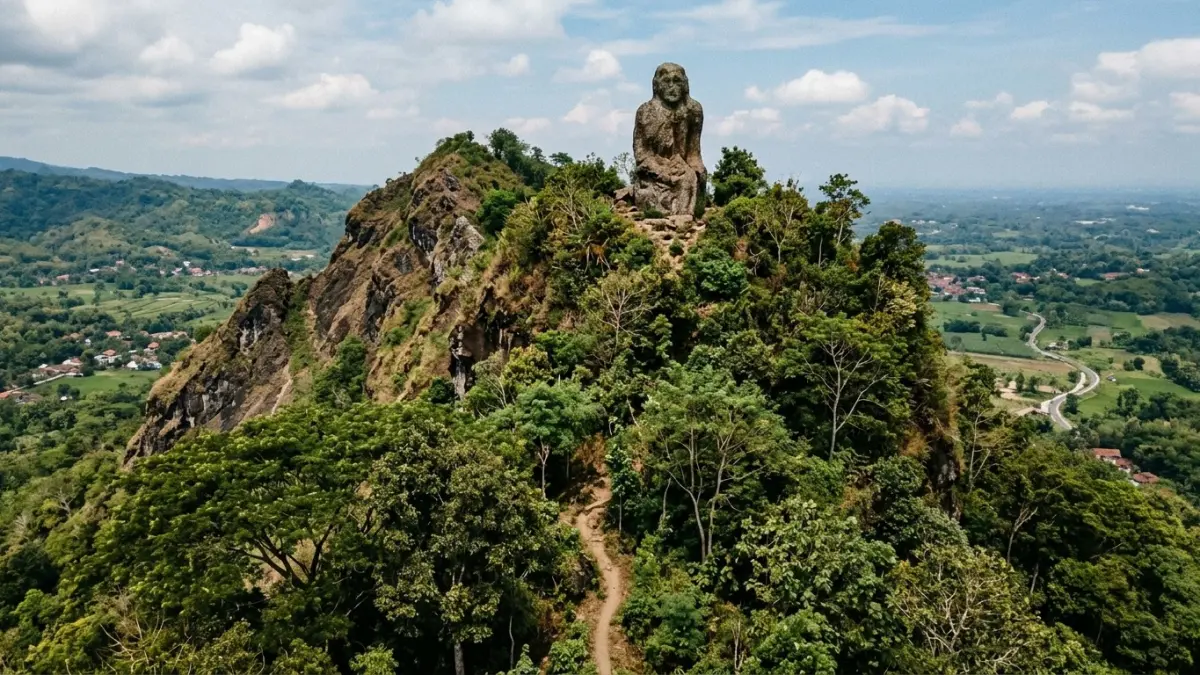 Gunung Budek Tulungagung merupakan gunung api purba di tengah kota yang menyimpan kisah Joko Budek dan upaya pelestarian lingkungan. (Gemini AI)