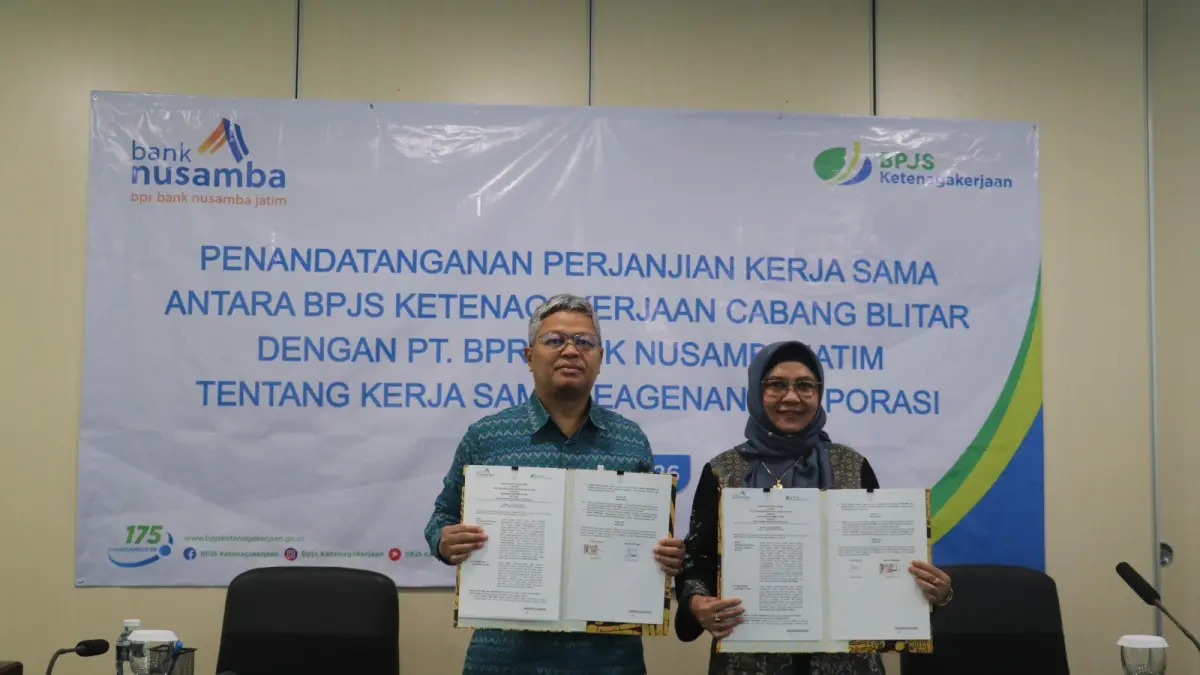 Kepala Cabang BPJS Ketenagakerjaan 
Blitar Ahmaf Fauzi berasama Direktur Utama PT BPR Bank 
Nusamba Jatim, Nurkalim saat menandatangani Perjanjian 
Kerja Sama (PKS) terkait Keagenan Korporasi, Jumat (4/9).
