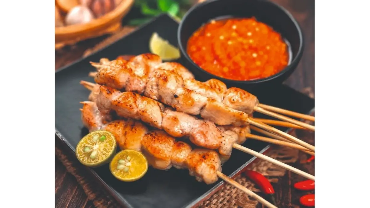 Sate taichan dengan daging ayam gurih dan sambal pedas, siap menggoyang lidah di tengah hawa dingin.(ILUSTRASI AI)