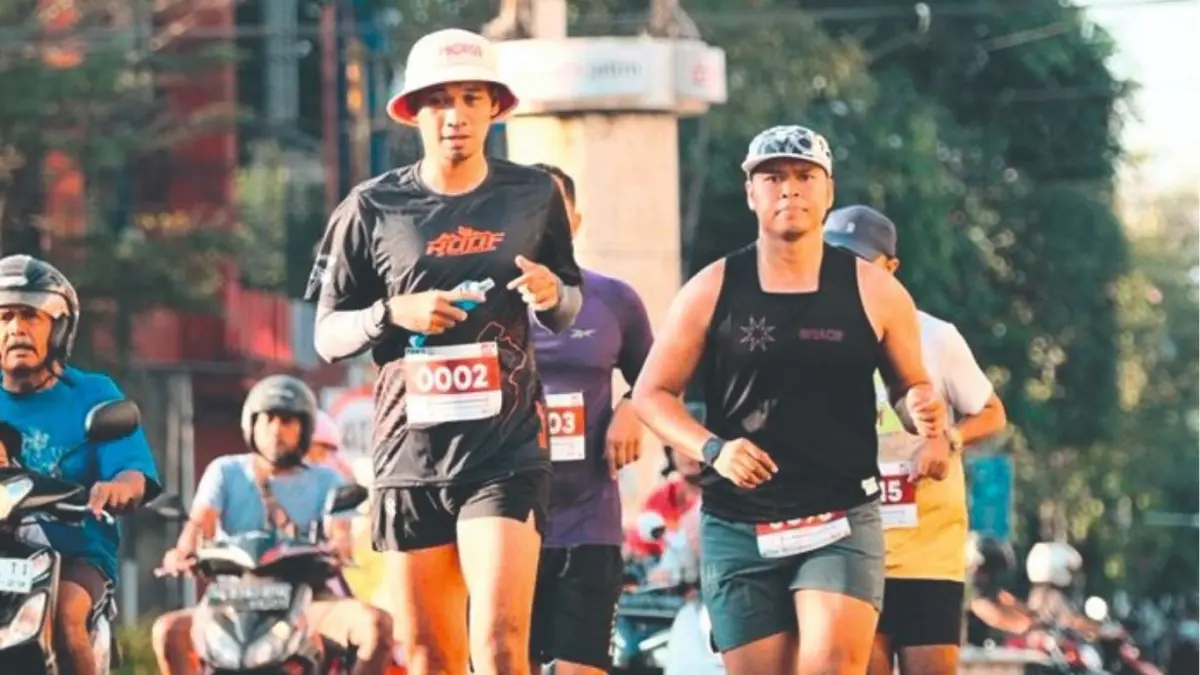Sejumlah runner mengikuti 24 jam lari di Tulungagung, Kamis (3/9). Selain menguji batas kemampuan fisik, setiap langkah mereka juga menjadi bagian dari aksi charity.