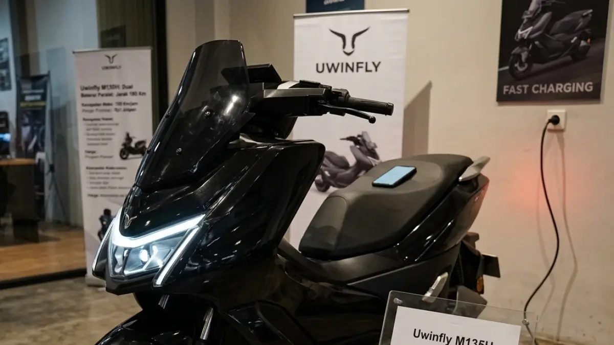 Uwinfly M135H menawarkan jarak tempuh 180 km, top speed 105 km/jam, dual baterai dan harga Rp1 jutaan. (Gemini AI)