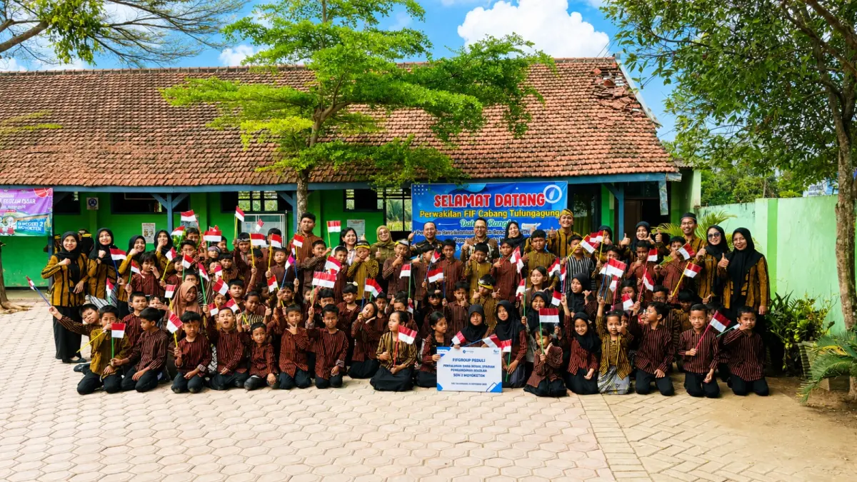 FIFGROUP Cabang Tulungagung bersama jajaran SDN 2 Moyoketen dan para siswa usai penyerahan bantuan Dana Sosial Syariah untuk mendukung perbaikan fasilitas sekolah. Bantuan tersebut diharapkan dapat mendukung terciptanya lingkungan belajar yang lebih aman dan nyaman.