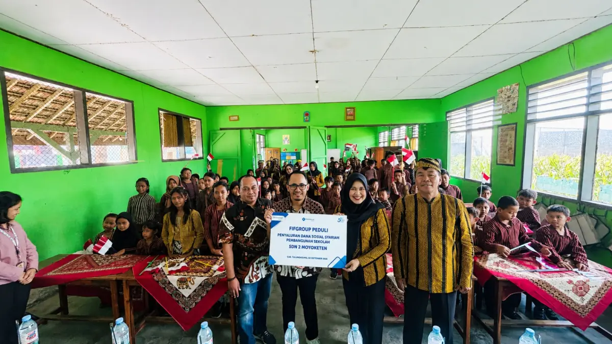 Kepala Cabang FIFGROUP Tulungagung Hari Putra Sulistiyono W., S.E. menyerahkan secara simbolis bantuan Dana Sosial Syariah kepada Kepala SDN 2 Moyoketen Lilik Winarti &nbsp;di Kecamatan Boyolangu, Kabupaten Tulungagung, Kamis (3/9). Bantuan tersebut diberikan untuk mendukung perbaikan fasilitas sekolah agar kegiatan belajar mengajar dapat berlangsung dengan lebih aman dan nyaman.