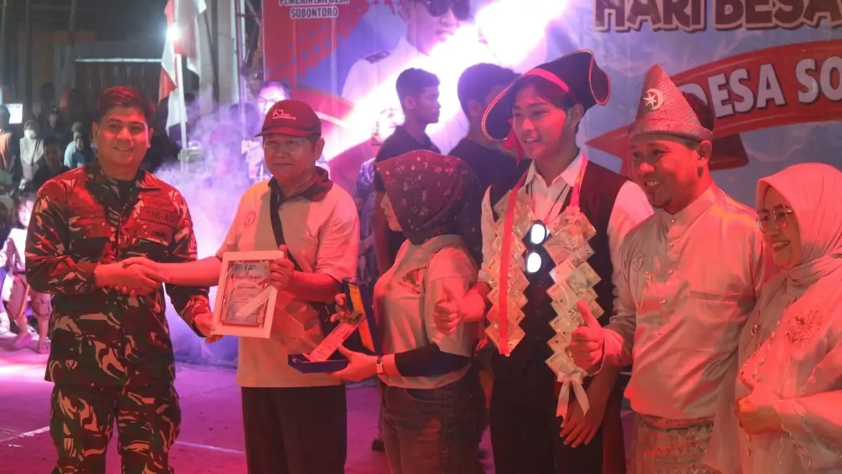 Danramil Boyolangu memberikan penghargaan kepada tim peserta yang berpenampilan memukau.