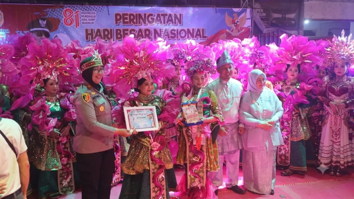 Kapolsek Boyolangu memberikan penghargaan kepada tim peserta yang berpenampilan memukau.