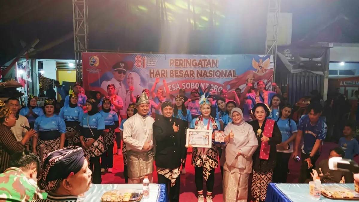 Kepala Desa Sobontoro bersama ibu dan ketua panitia memberikan penghargaan kepada tim peserta yang berpenampilan memukau.