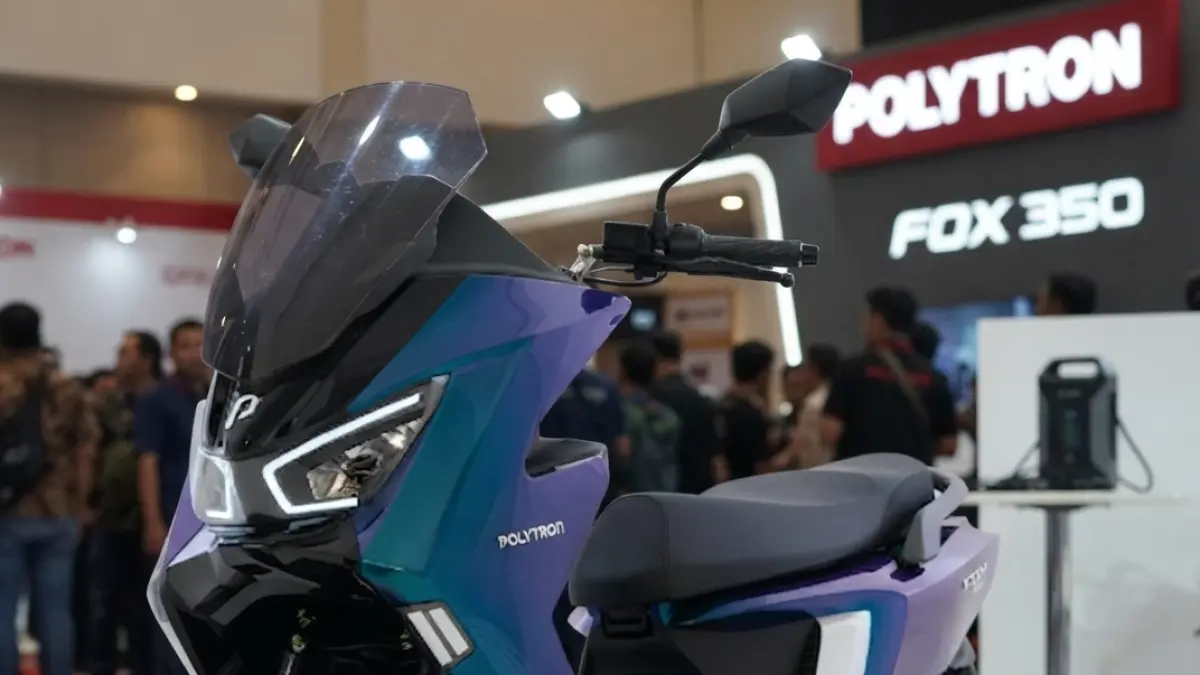 Polytron Fox 350 diklaim menjadi motor listrik terlaris dengan harga mulai Rp16,5 juta, jarak tempuh hingga 130 km dan fast charging. (Gemini AI)