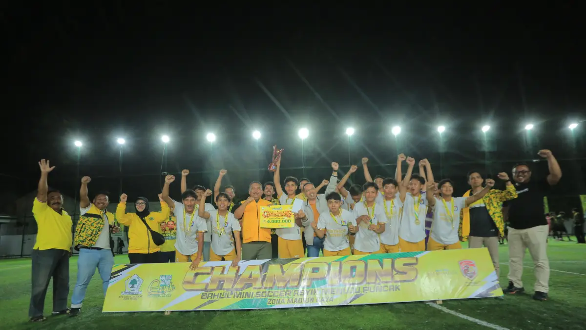 SMAN 1 Maospati akhirnya menasbihkan diri sebagai juara Bahlil Mini Soccer Asyik Menuju Puncak 2026 Zona Madiun Raya setelah mengandaskan perlawanan MAN 2 Kota Madiun di partai final pada Jumat malam (4/9) lalu.(BAGAS BIMANTARA/RADAR MADIUN)