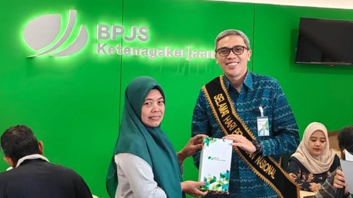 Kepala Kantor BPJS Ketenagakerjaan Tulungagung memberikan souvenir kepada peserta di Hari Pelanggan.