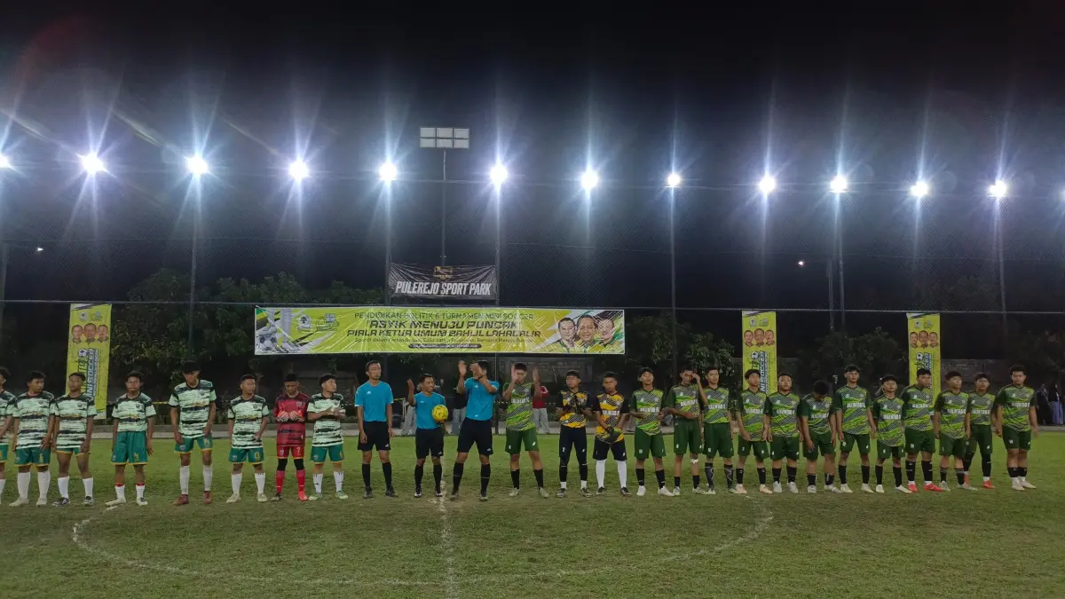MAN Kota Blitar merayakan kemenangan 2-1 atas SMKN 1 Tulungagung dalam match kedelapan Bahlil Mini Soccer Zona 3 Tulungagung di Pulerejo Sport Park, Ngantru.(RAHIIQ AL BACHRI/RADAR TULUNGAGUNG) 