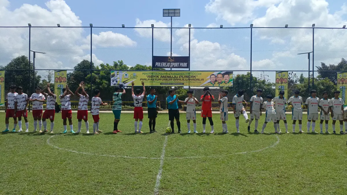 Pemain MAN 1 Trenggalek menghadapi SMAN 1 Gondang dalam kompetisi mini soccer di Pulerejo Sport Park, Kecamatan Ngantru, Senin (7/9/2026).