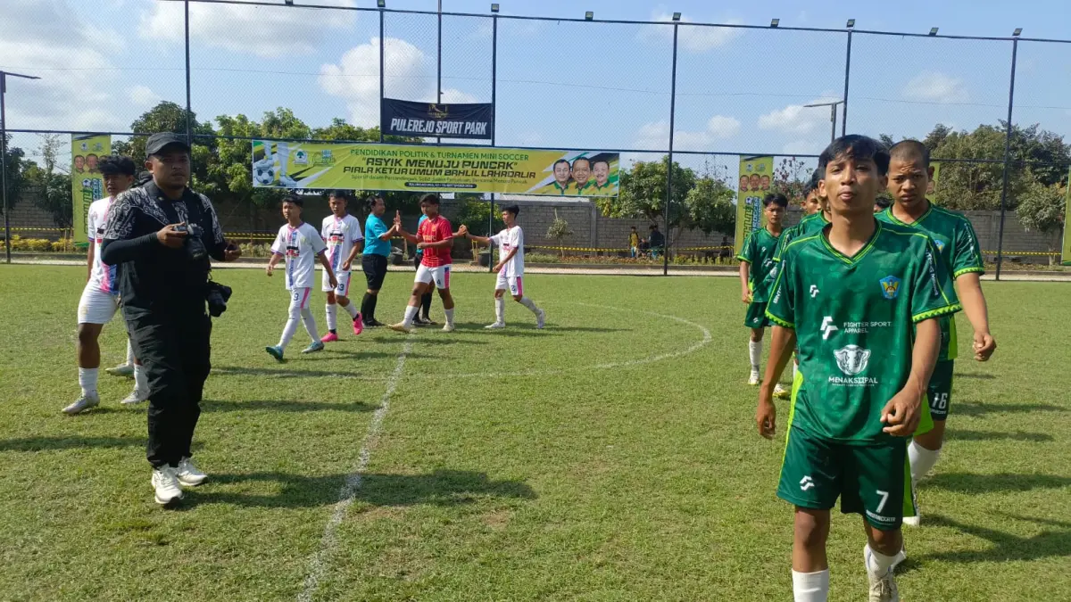 Peserta Bahlil Mini Soccer Zona 3 Tulungagung saat bertanding di Pulerejo Sport Park, Kecamatan Ngantru.(Rahiiq Al Bachri/Radar Tulungagung) 