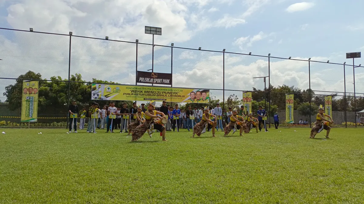 Peserta mengikuti kompetisi mini soccer di Pulerejo Sport Park, Kecamatan Ngantru, pada Senin (7/9).