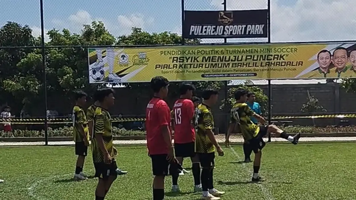 Siswa SMAN 1 Kauman, mengikuti kompetisi mini soccer di Pulerejo Sport Park, Kecamatan Ngantru.