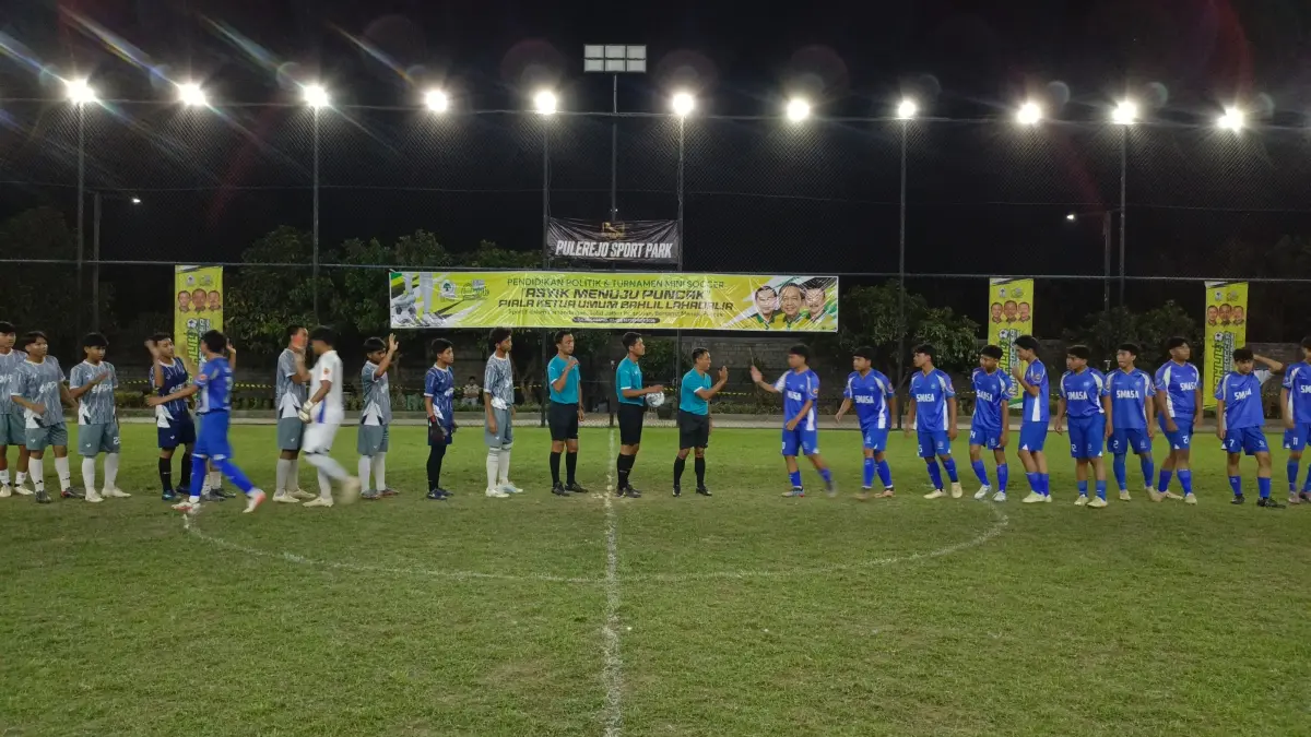 SMAN 2 Trenggalek merayakan kemenangan 4-1 atas SMAN 1 Blitar dalam match ketujuh Bahlil Mini Soccer Zona 3 Tulungagung di Pulerejo Sport Park, Ngantru.(RAHIIQ AL BACHRI/RADAR TULUNGAGUNG) 