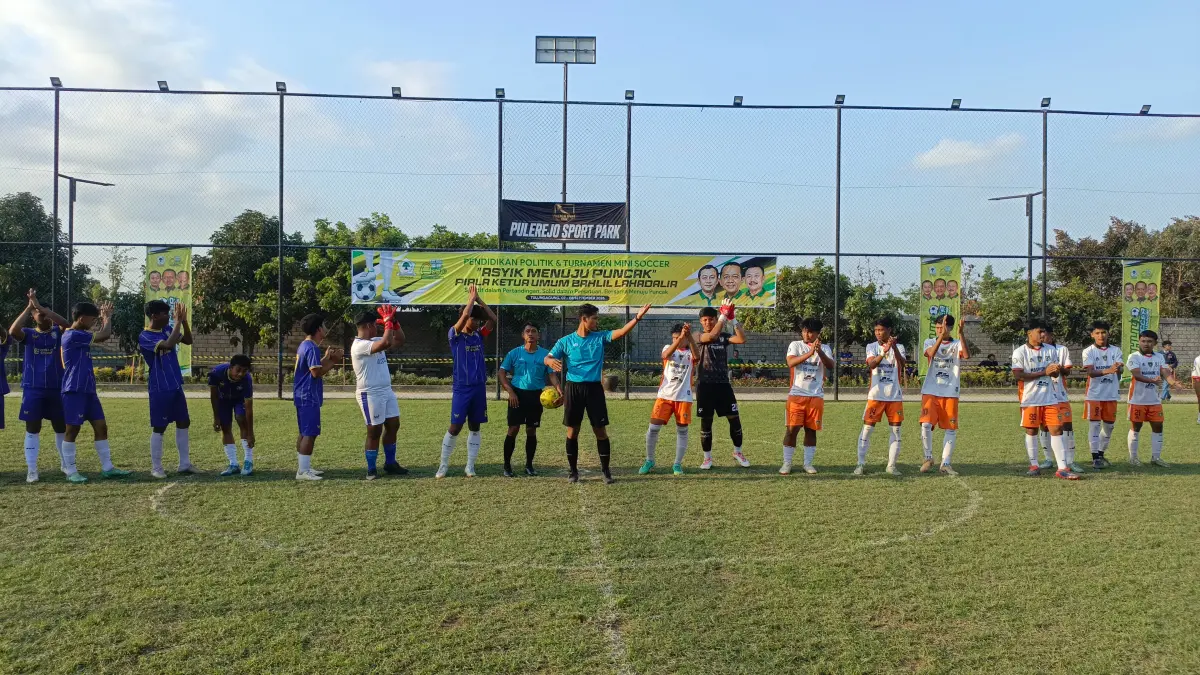 SMAN 4 Blitar vs SMKN 3 Boyolangu dengan skor 2-0 dalam match keenam Bahlil Mini Soccer Zona 3. 