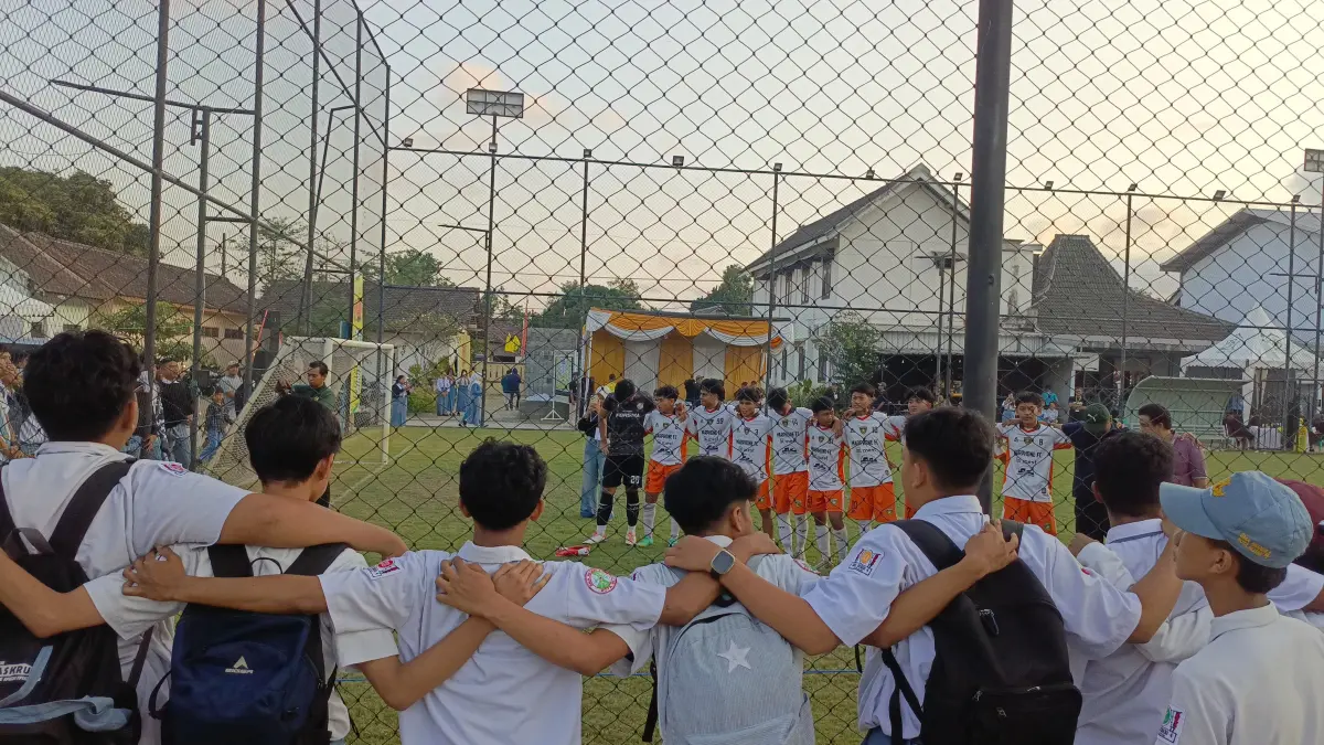 Tim, official, dan supporter SMAN 4 Blitar bernyanyi bersama. (RAHIIQ AL BACHRI/RADAR TULUNGAGUNG) 