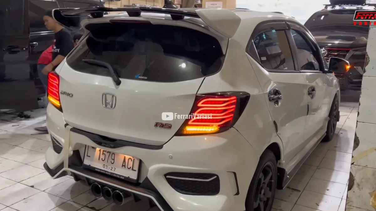 All New Brio RS ini tampil beda dengan body kit Type R, spoiler Urbanite, stop lamp Mercy, serta interior penuh lampu LED. (Youtube. com)