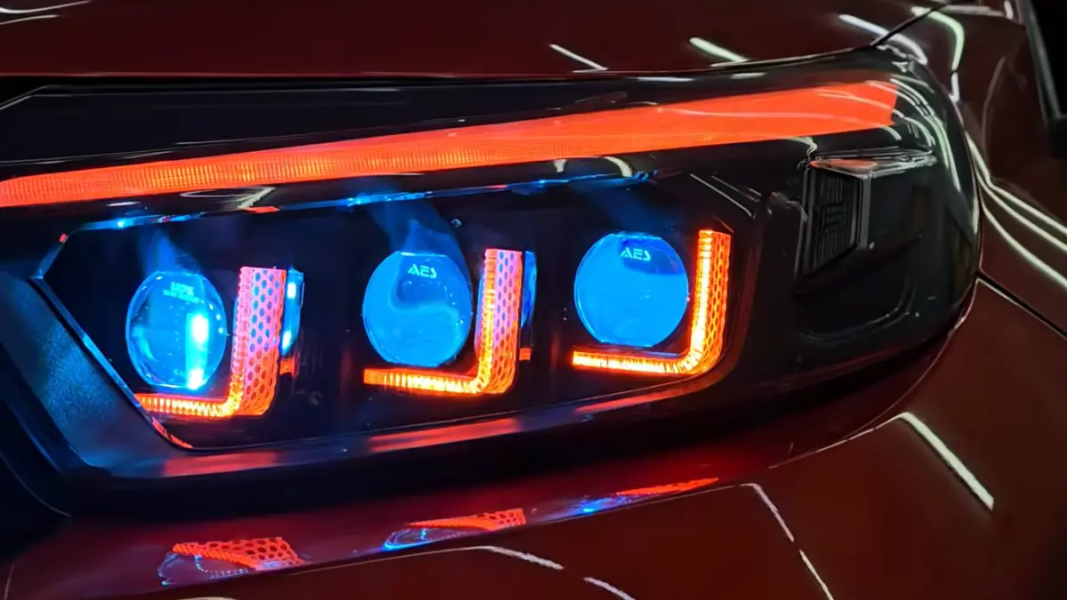 Honda Brio RS dimodifikasi dengan tiga proyektor, RGB demon eyes, dan body kit. Sorotan lampunya diklaim 900 persen lebih terang. (Youtube. com)