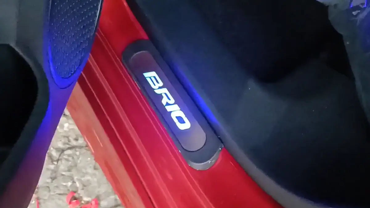 Honda Brio RS Facelift mendapat lip bumper glossy black, aksesori matte black, LED side sill, hingga spoiler Urbanite. (Youtube. com)