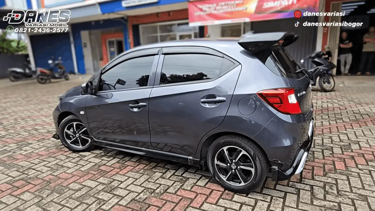Honda Brio Satya mendapat ubahan bergaya RS Urbanite dengan projector, spoiler, diffuser, serta head unit RAM 6/256 GB. (Youtube. com)