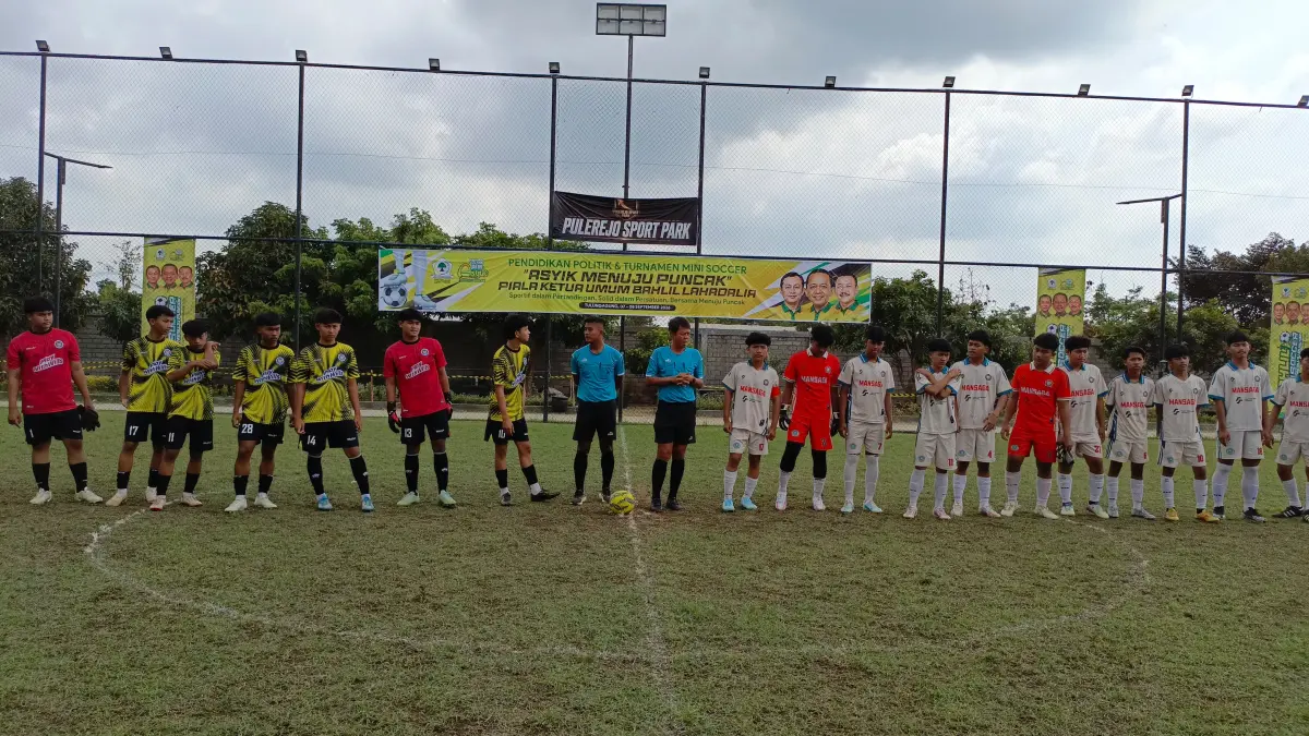 SMAN 1 Kauman memastikan langkah ke semifinal setelah mengalahkan MAN 1 Trenggalek dengan skor 3-0 dalam babak 8 besar Bahlil Mini Soccer Zona 3 Tulungagung.(RAHIIQ AL BACHRI/RADAR TULUNGAGUNG) 