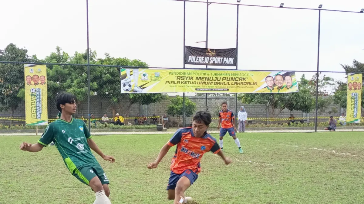 SMAN 1 Trenggalek memastikan tiket semifinal setelah mengalahkan SMKN 1 Nglegok dengan skor 3-0 pada babak 8 besar kedua Bahlil Mini Soccer Zona 3 Tulungagung.(RAHIIQ AL BACHRI/RADAR TULUNGAGUNG) 