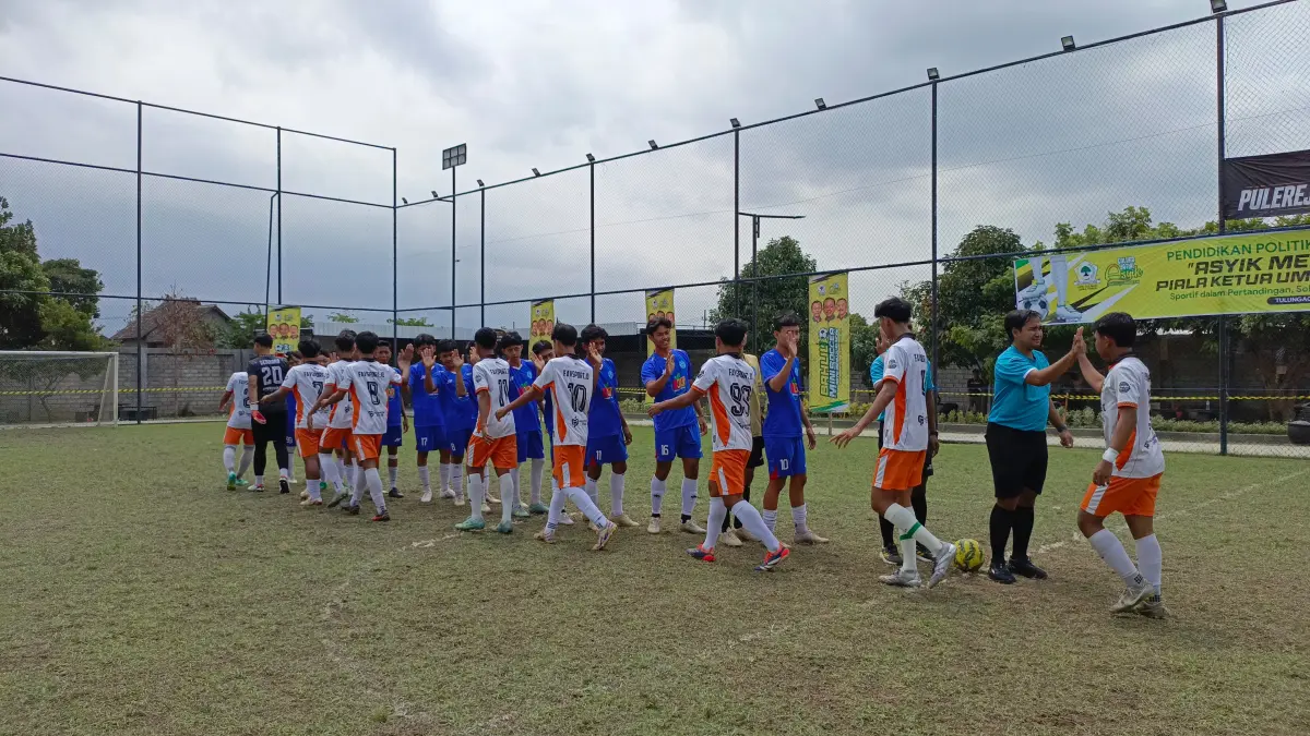 SMAN 4 Blitar memastikan tiket semifinal setelah menyingkirkan SMAN 3 Blitar melalui adu penalti dalam babak 8 besar Bahlil Mini Soccer Zona 3 Tulungagung.(RAHIIQ AL BACHRI/RADAR TULUNGAGUNG) 