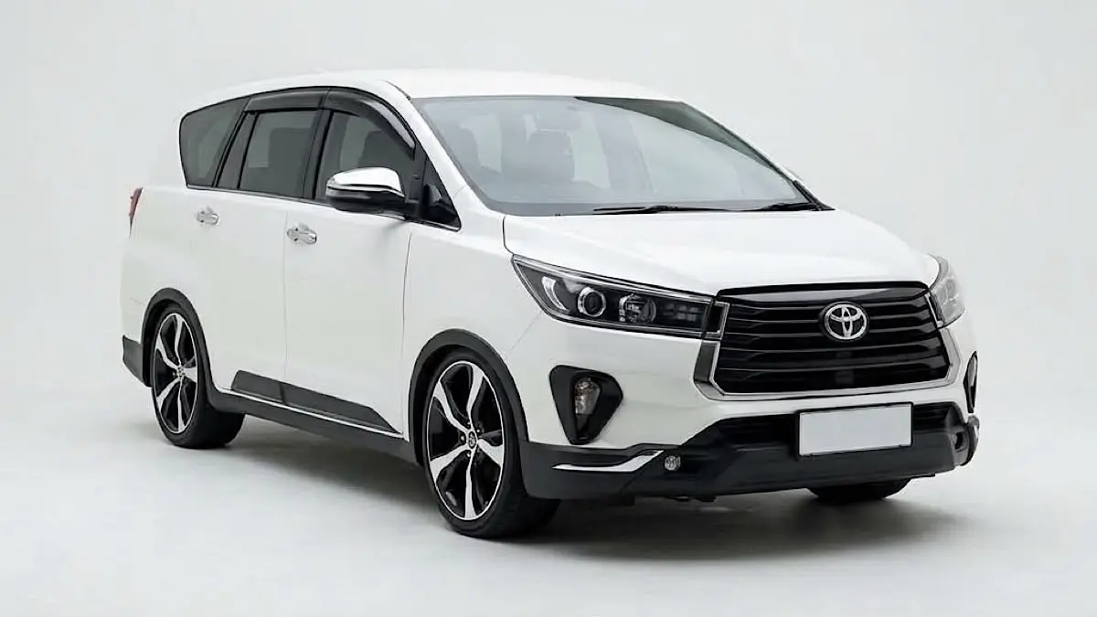 Toyota Kijang Innova Zenix 2025 mendapat banyak improvement, mulai head unit baru, in-car WiFi, kamera HD hingga kick sensor.(pinterest)