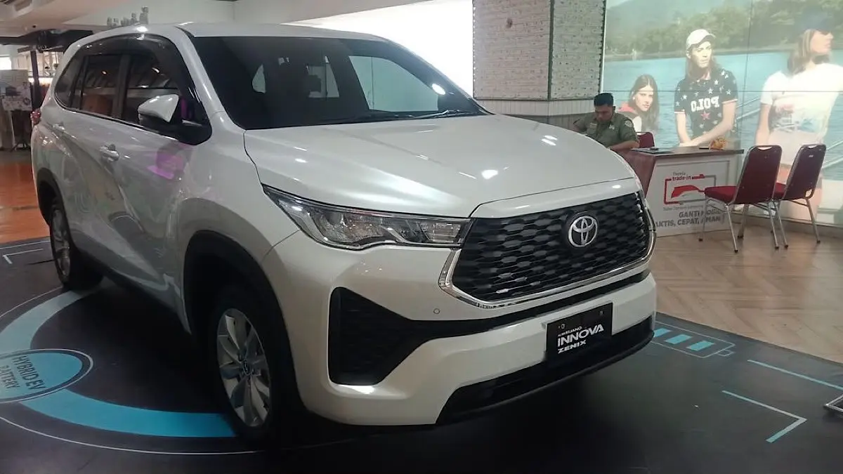 Toyota Kijang Innova Zenix Hybrid membawa perubahan besar dengan platform monocoque, mesin hybrid, kabin mewah, dan fitur keselamatan modern.(pinterest)