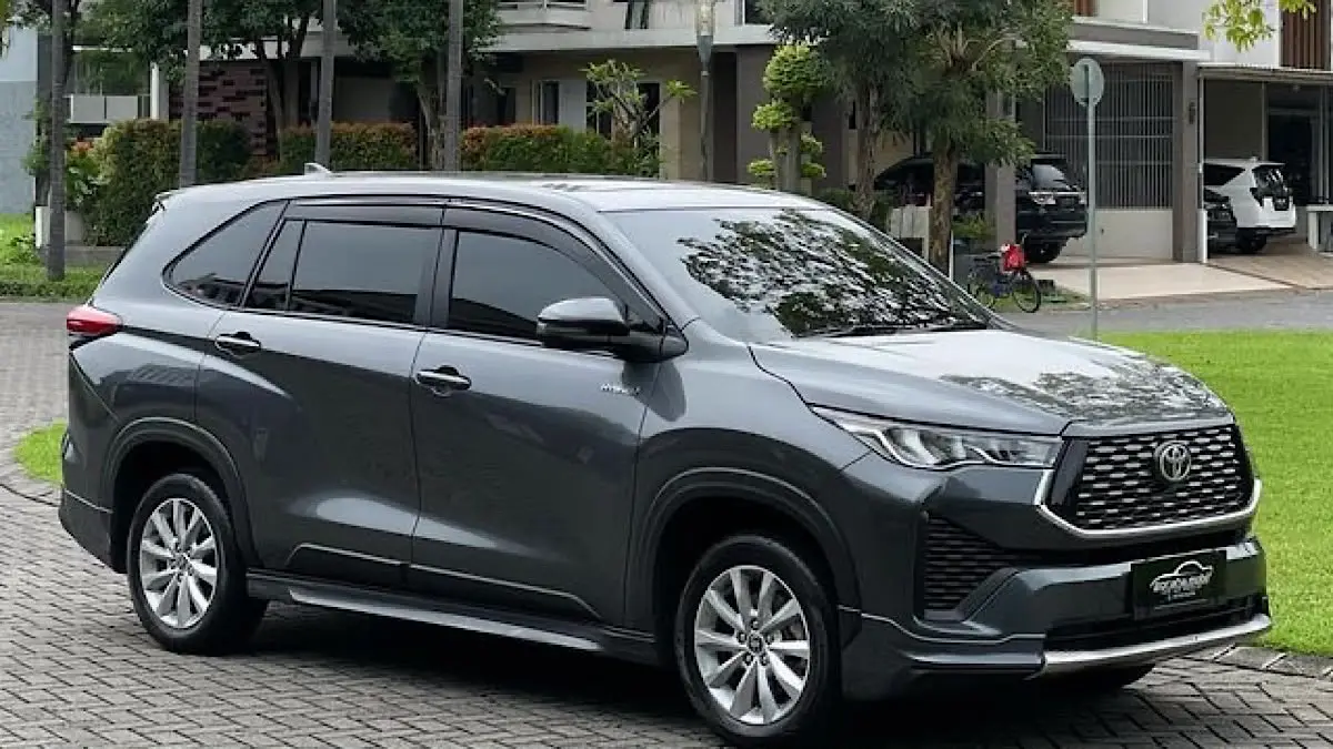 Toyota Kijang Innova Zenix Q Hybrid Modellista menawarkan mesin hybrid, captain seat, fitur TSS, kabin premium, dan konsumsi BBM efisien.(pinterest)