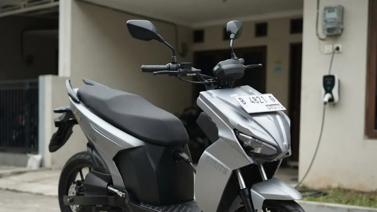 Gesits Raya G dibanderol Rp27,99 juta OTR DKI. Motor listrik ini punya baterai 72V 20Ah dan jarak tempuh 60 km. (Gemini AI)