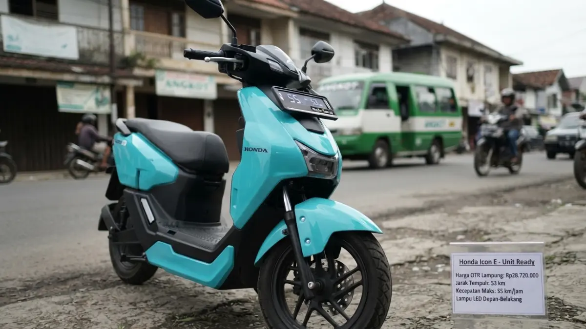 Honda Icon E dibanderol Rp28,72 juta OTR Lampung. Motor listrik ini punya jarak tempuh 53 km dan kecepatan maksimal 55 km/jam. (Gemini AI)