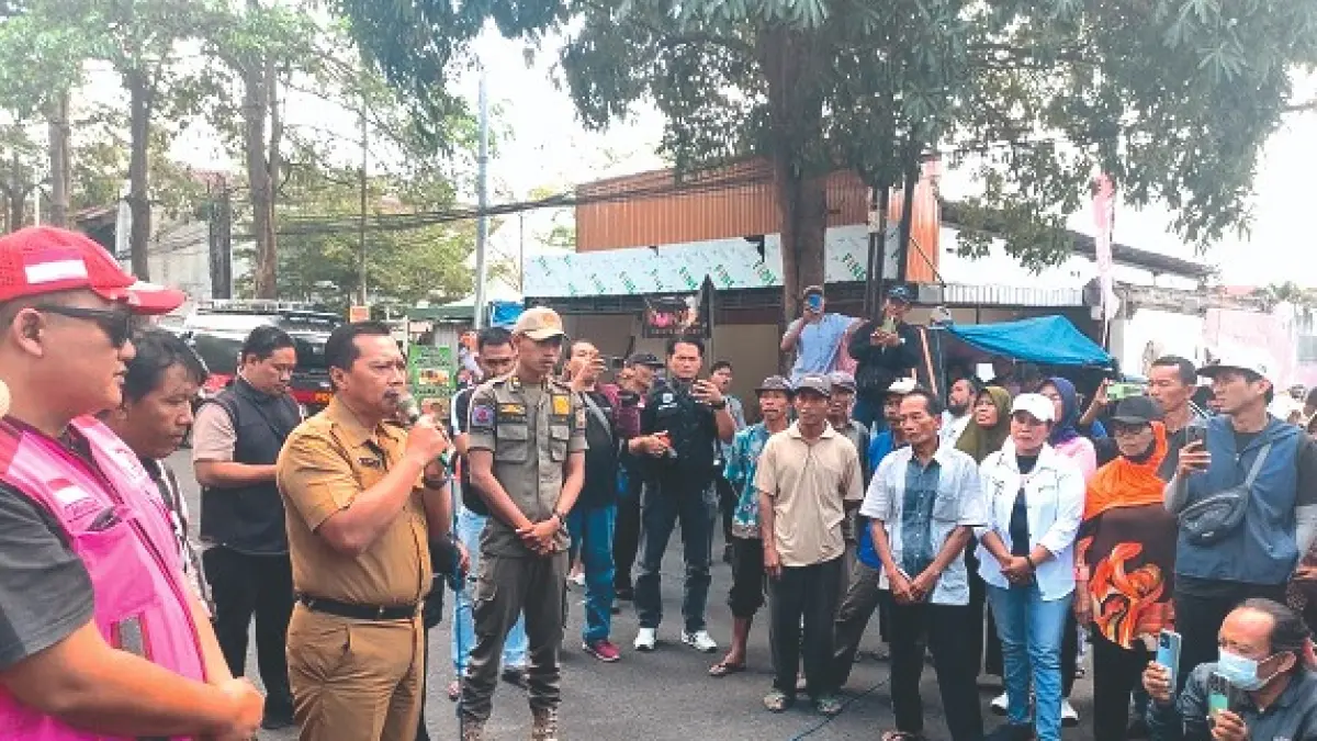 Kelompok 212 Rakyat Makmur Sejahtera menggelar aksi demo di Kantor Bupati Tulungagung dan gedung DPRD, Senin (7/9).(SANDY YUWANA/RATU)