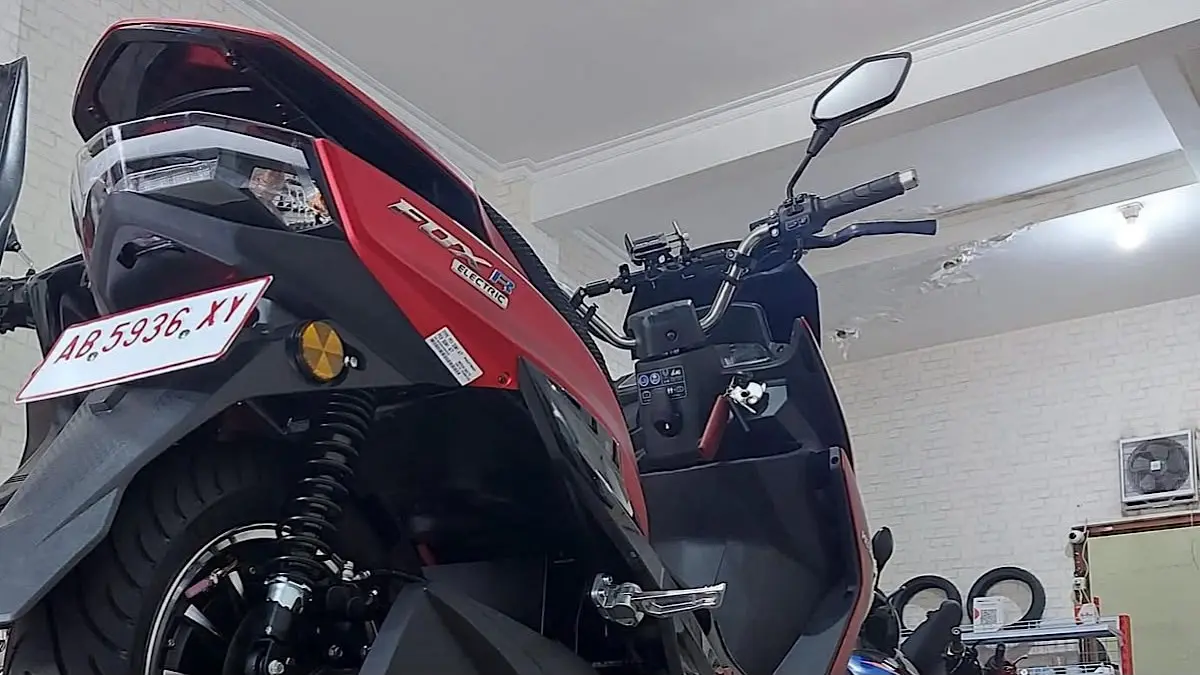 Polytron Fox 350 menggantikan Fox R dengan desain baru, posisi berkendara lebih santai, keyless, cruise control, dan regenerative brake.(pinterest)