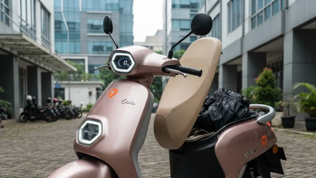 Yadea Osta 2026 menawarkan jarak tempuh 100 km, motor 1.500 watt, desain retro Eropa, dan baterai dengan garansi lima tahun. (Gemini AI)