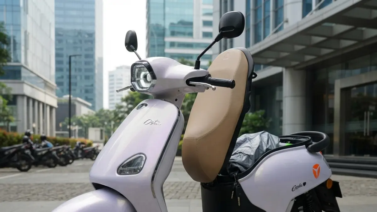 Yadea Osta menawarkan jarak tempuh 150 km, baterai 45 Ah, GPS, TCS, HDC, cruise control, dan harga mulai Rp19,9 juta. (Gemini AI)