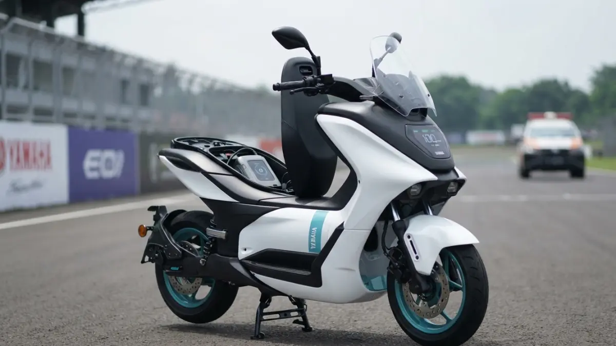 Yamaha E01 diuji di Sentul dengan fitur gigi mundur dan top speed 100 km/jam. Motor listrik ini belum dijual karena masih tes pasar. (Gemini AI)