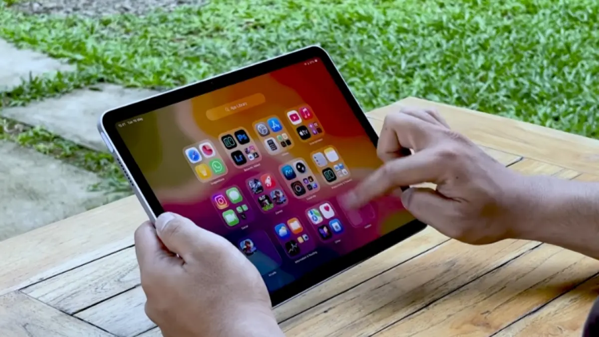 iPad Air M4 membawa peningkatan besar pada chip dan hardware. Simak perbedaan spesifikasi, layar, kamera, baterai, dan aksesori sebelum membeli.