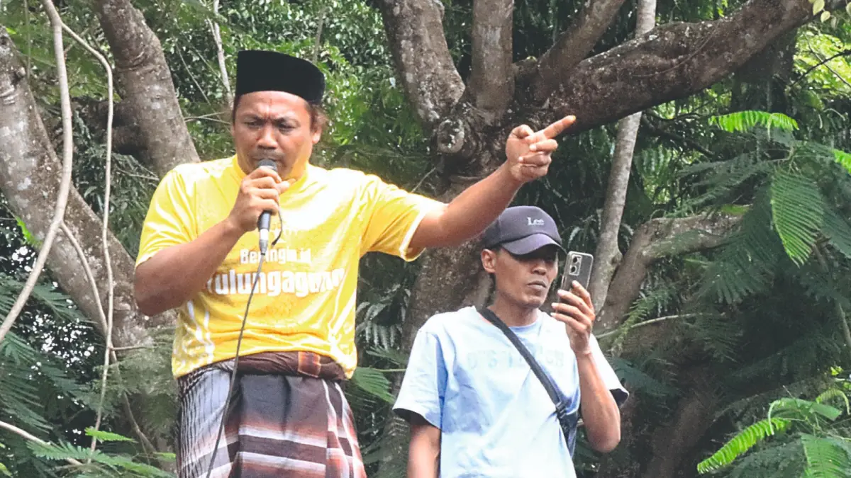 Peserta aksi damai menyuarakan aspirasi di depan kantor DPRD Tulungagung pada Kamis (10/9). Mereka diterima Marsono dan Abdullah Ali Munib. (DHIYAH AYU/RATU)