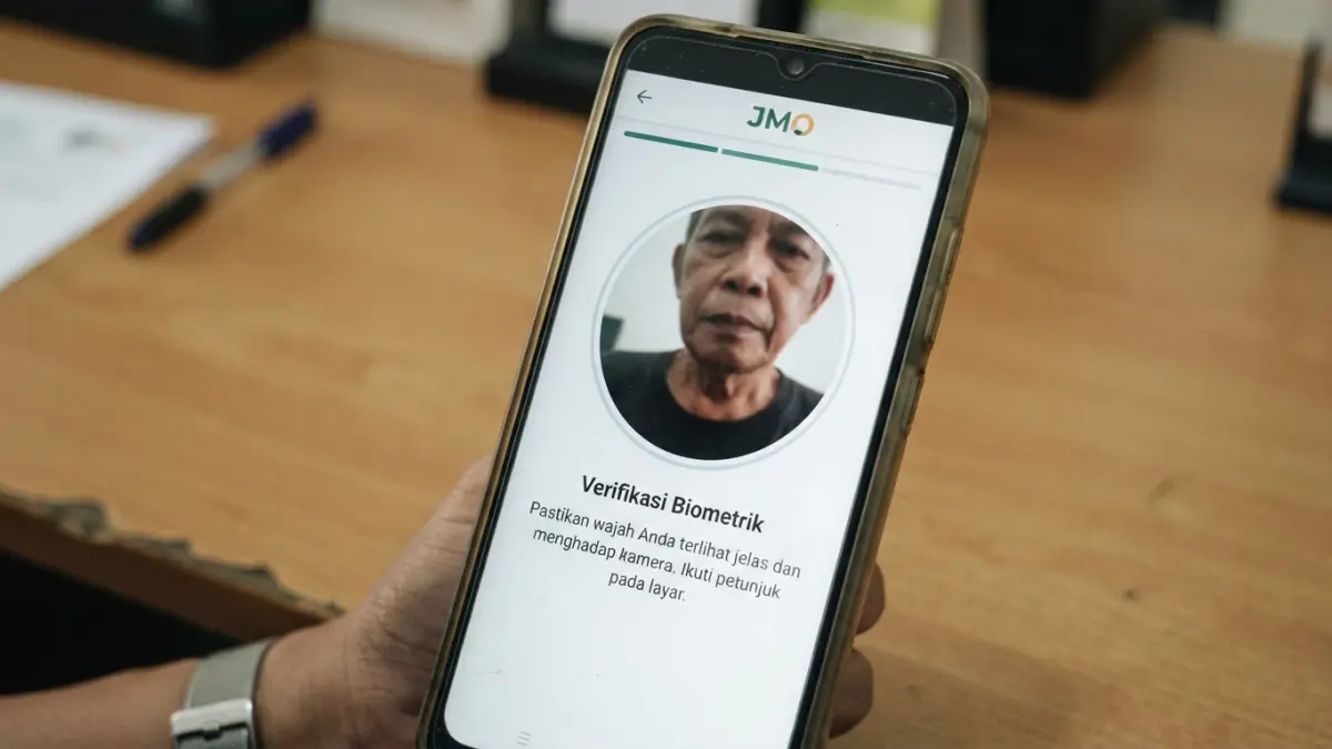 Cara mencairkan JHT tanpa paklaring lewat JMO bisa dilakukan dengan saldo hingga Rp15 juta dan memenuhi sejumlah syarat. (Gemini AI)
