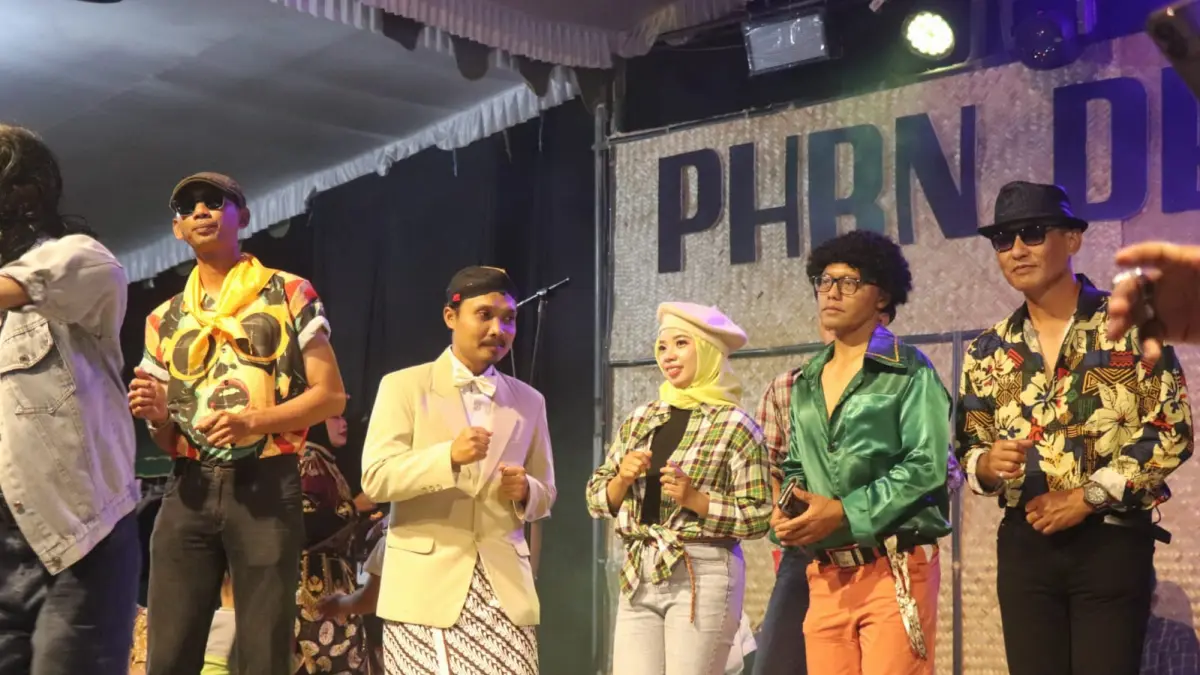 Kades Mulyosari Agil Wuisan berbaur dengan warga di panggung Moeljosari Tempo Doeloe-Bernostalgia Bareng yang menonjolkan suasana klasik dekade 80-90-an.