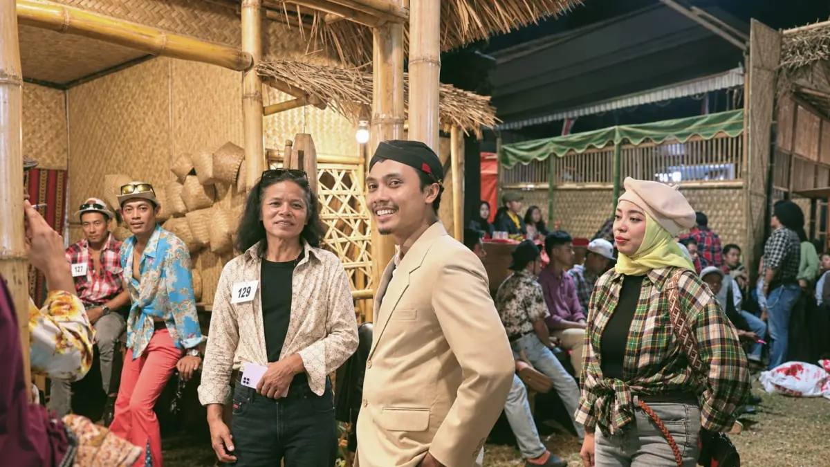 Kades Mulyosari Agil Wuisan berbaur dengan warga di salah satu stan Moeljosari Tempo Doeloe-Bernostalgia Bareng yang menonjolkan suasana klasik dekade 80-90-an.