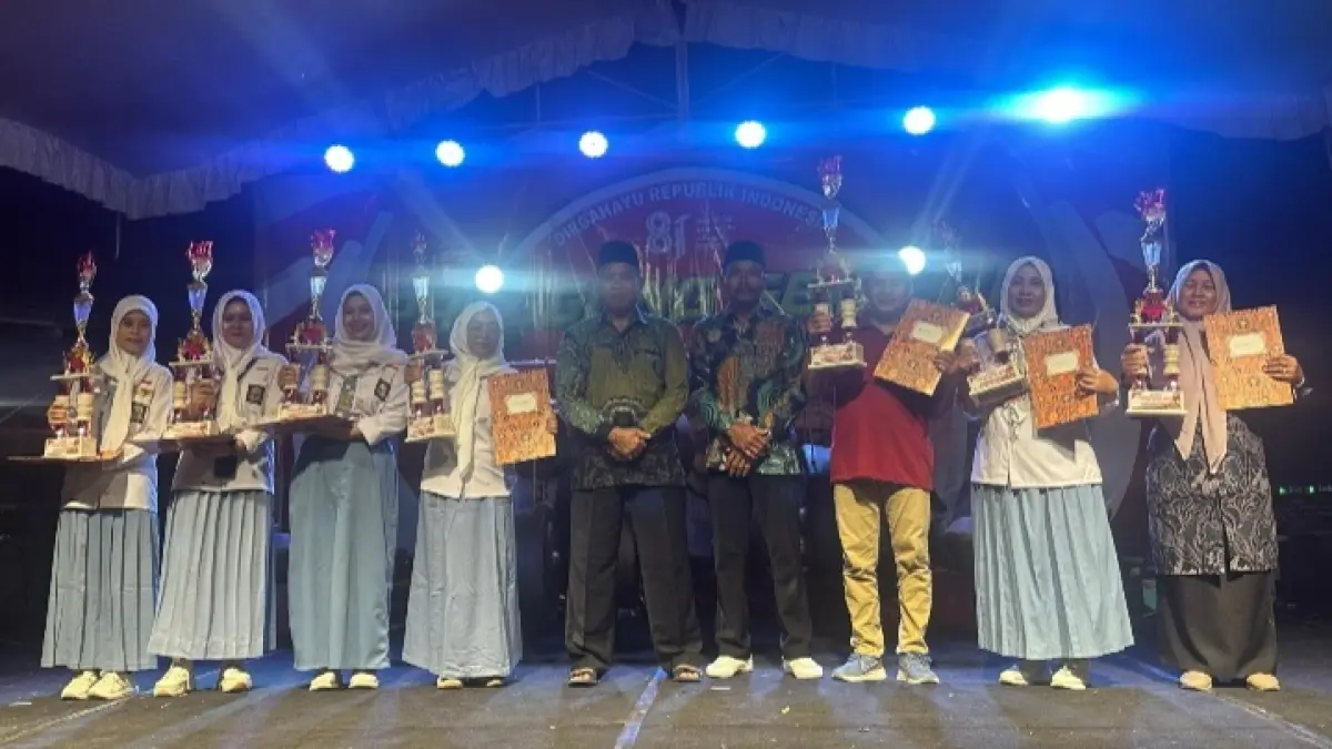 Kepala Desa Winong, Sutejo, menyerahkan langsung piala dan piagam penghargaan sebagai apresiasi pada guru Winong Raya di malam Panggung Gembira.