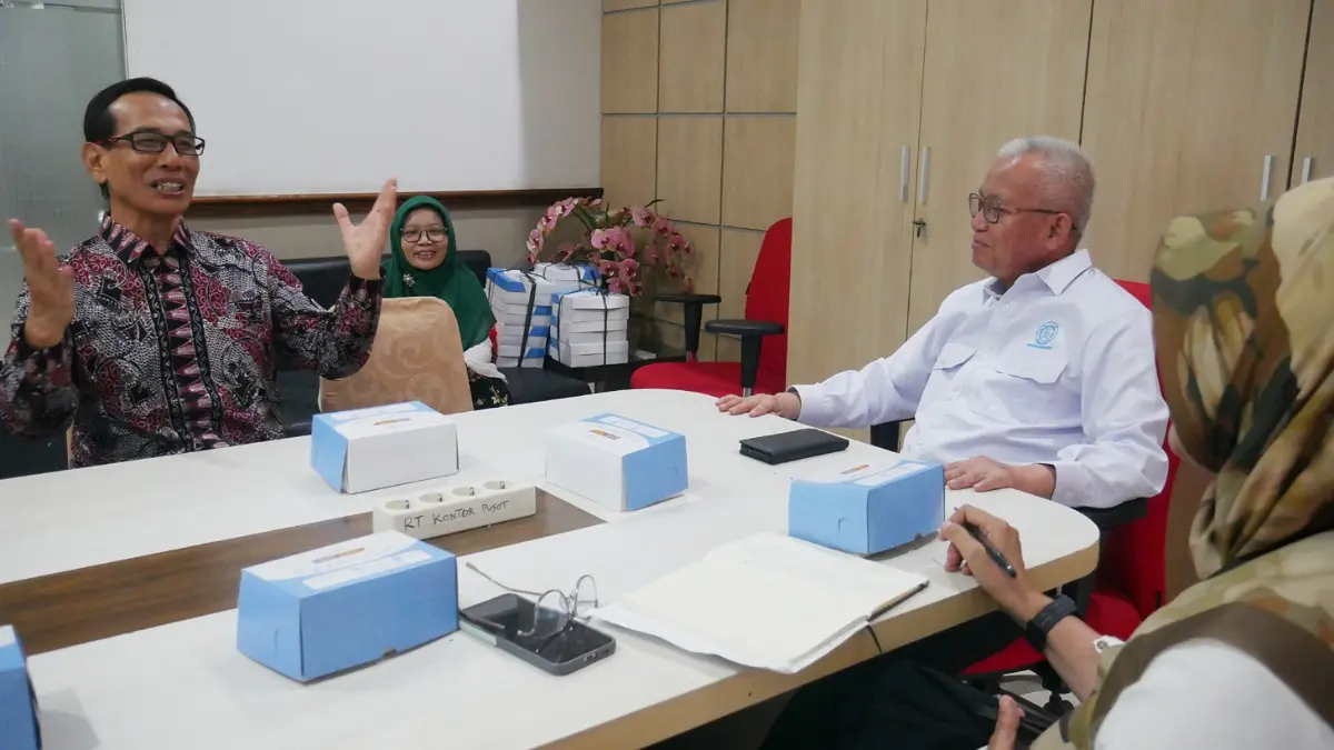 Kunjungan Radar Tulungagung ke Dewan Profesor UNS membahas transformasi media, jejaring digital Jawa Pos, dan etika penggunaan AI.(Anggi Sept)