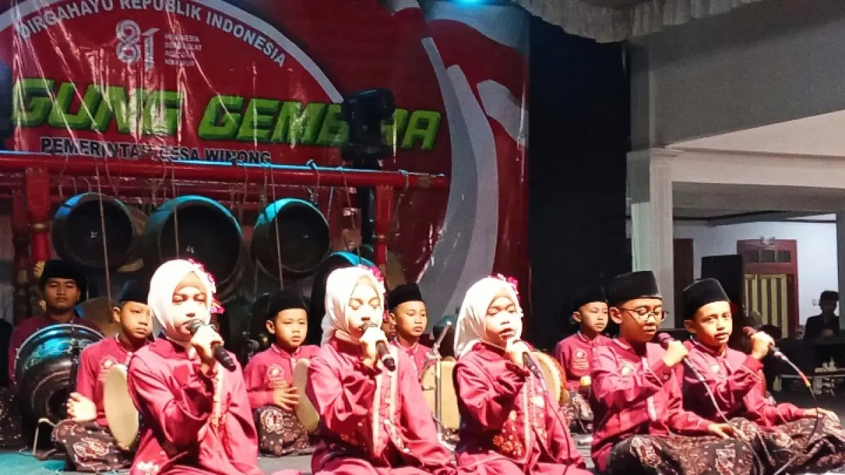 Para siswa siswi SDN 1 Winong tampil dengan sholawat Al Fatah di acara Panggung Gembira Desa Winong.