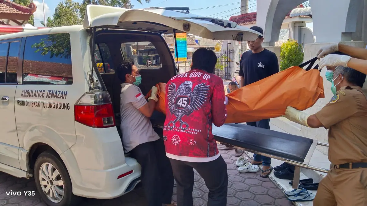 Sempat Dikira Tidur, Pria Asal Blitar Ditemukan Meninggal di Musala Kantor Kecamatan Kalidawir.(POLRES TULUNGAGUNG)