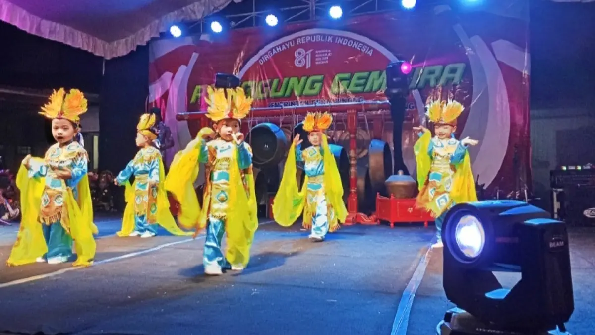 Siswa siswi Kelompok bermain Winong Raya saat tampil dengan tari kreasi nya di acara Panggung Gembira Desa Winong.