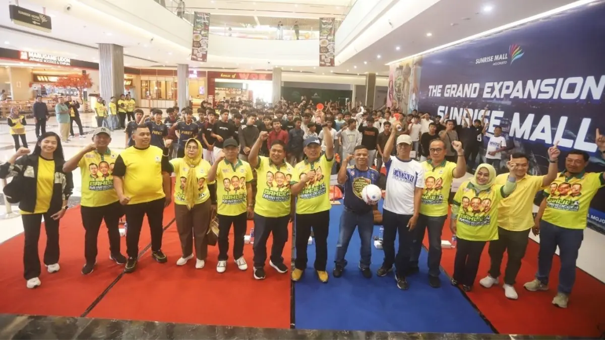 Anggota DPRD Jatim dari Fraksi Partai Golkar Sumardi, Direktur Jawa Pos Radar Mojokerto M. Nur Kholis, dan pimpinan DPD PG dari tiga daerah bersama tim peserta Turnamen Bahlil Mini Soccer Asyik Menuju Puncak dalam seremoni kickoff di Sunrise Mall Mojokerto, Sabtu (12/9).(SOFAN KURNIAWAN/RADAR MOJOKERTO)